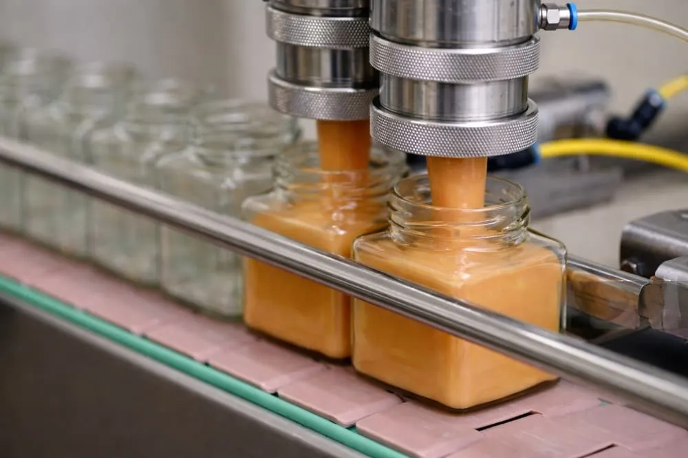 High-viscosity condiment filling line scene for thicker liquid products and matched packaging